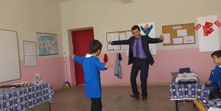Öğretmen ile öğrencisi süper oynuyor