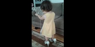 Küçük kızın topuklu ayakkabı merakı