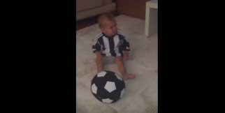 Beşiktaş marşını duyunca ağlamayı bırakan bebek